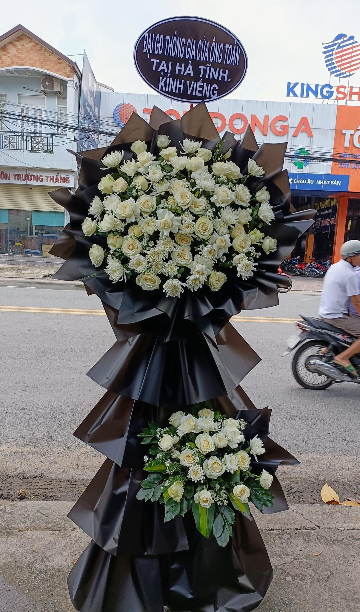 Kệ hoa chia buồn - Kệ hoa tang- hoa tươi trăng khuyết - điện hoa toàn quốc 4 Shop hoa chia buồn Gò Vấp
